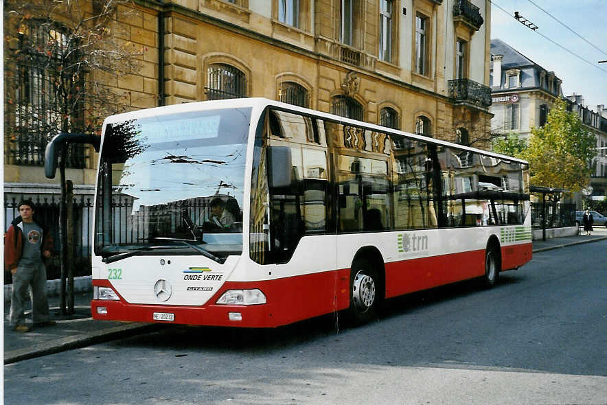 (050'305) - VR La Chaux-de-Fonds - Nr. 232/NE 20'232 - Mercedes am 17. Oktober 2001 in Neuch�tel, Place Pury