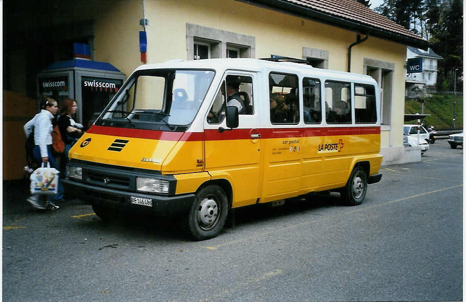 (050'417) - CarPostal Jura-Jura bernois-Neuch�tel - BE 146'486 - Renault am 18. Oktober 2001 beim Bahnhof Tavannes