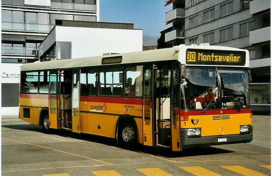 (050'420) - PTT-Regie - P 25'349 - Mercedes/R&J am 19. Oktober 2001 beim Bahnhof Del�mont