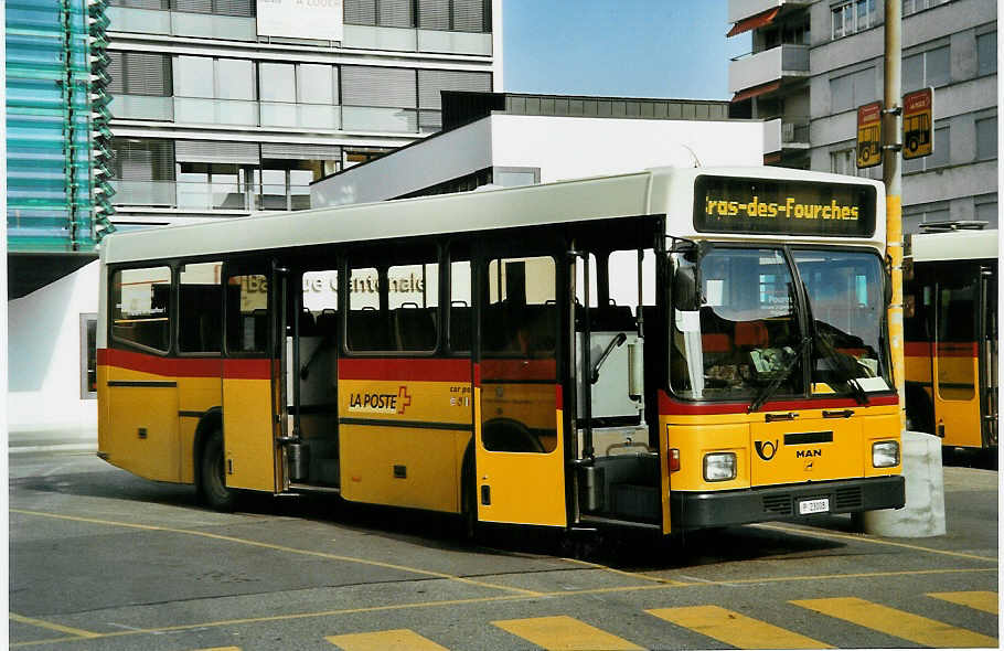 (050'421) - PTT-Regie - P 23'008 - MAN/Lauber (ex Mer�ay, Del�mont) am 19. Oktober 2001 beim Bahnhof Del�mont