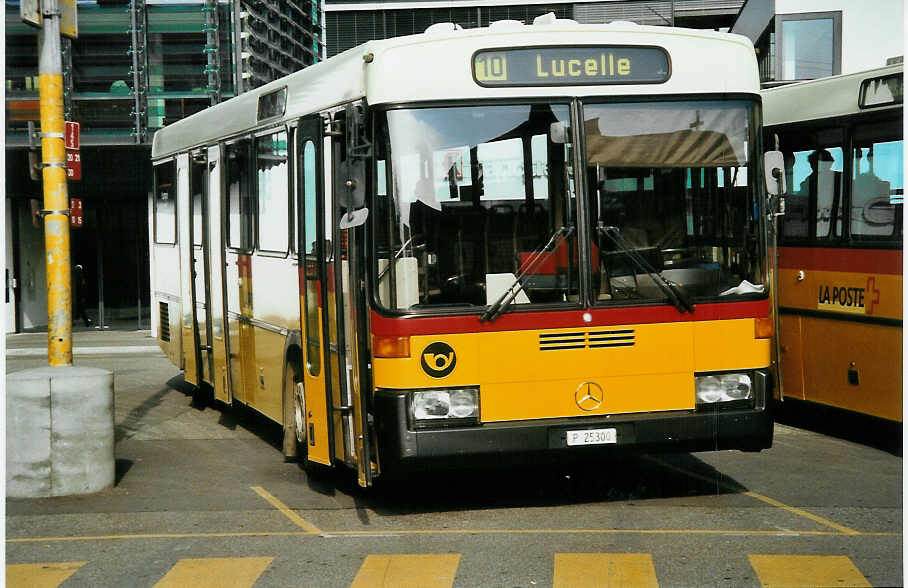 (050'422) - PTT-Regie - P 25'300 - Mercedes/R&J am 19. Oktober 2001 beim Bahnhof Del�mont