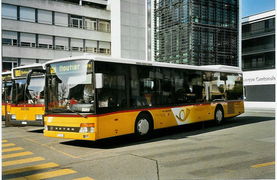 (050'423) - PTT-Regie - P 25'648 - Setra am 19. Oktober 2001 beim Bahnhof Del�mont