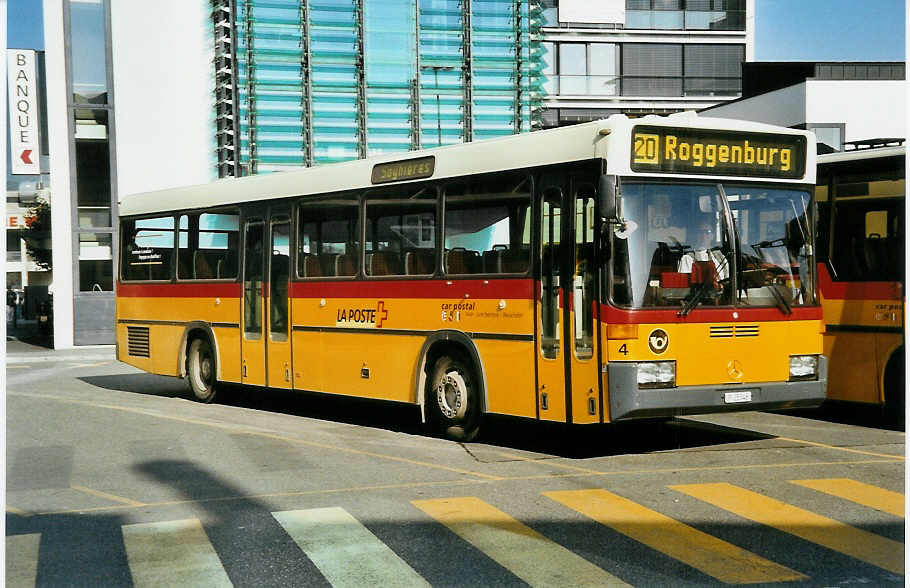 (050'425) - PTT-Regie - P 25'346 - Mercedes/R&J am 19. Oktober 2001 beim Bahnhof Del�mont