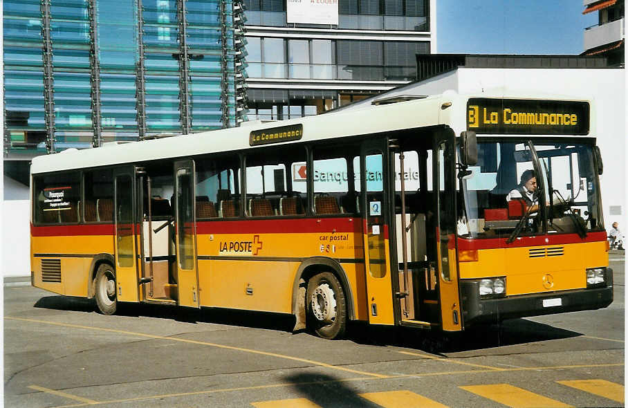 (050'428) - PTT-Regie - P 25'347 - Mercedes/R&J am 19. Oktober 2001 beim Bahnhof Del�mont