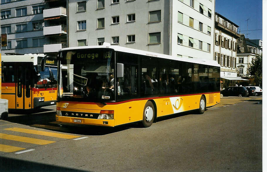 (050'429) - PTT-Regie - P 25'648 - Setra am 19. Oktober 2001 beim Bahnhof Del�mont
