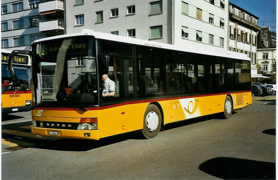 (050'430) - PTT-Regie - P 25'649 - Setra am 19. Oktober 2001 beim Bahnhof Del�mont