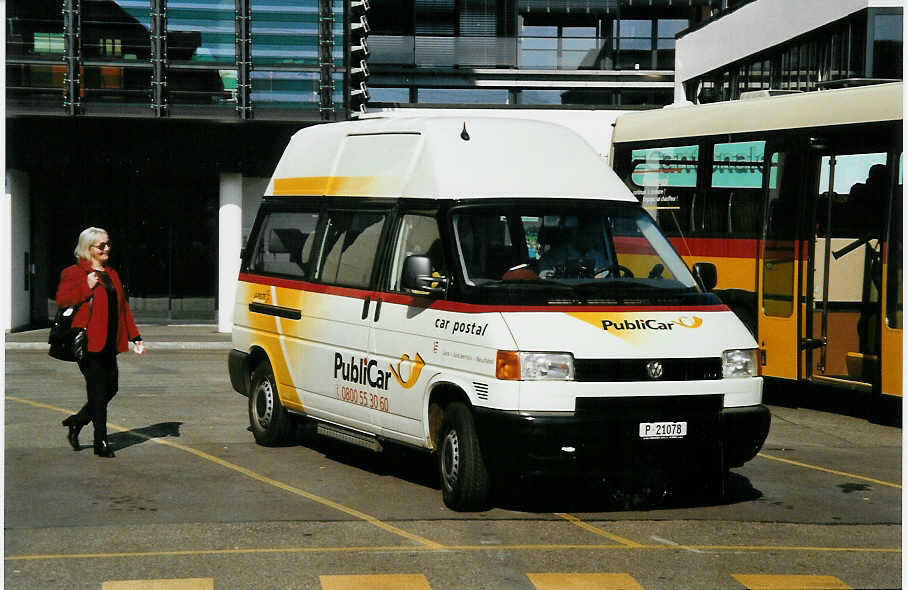 (050'431) - PTT-Regie - P 21'078 - VW am 19. Oktober 2001 beim Bahnhof Del�mont
