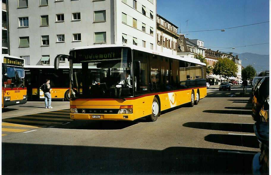 (050'432) - PTT-Regie - P 27'814 - Setra am 19. Oktober 2001 beim Bahnhof Del�mont