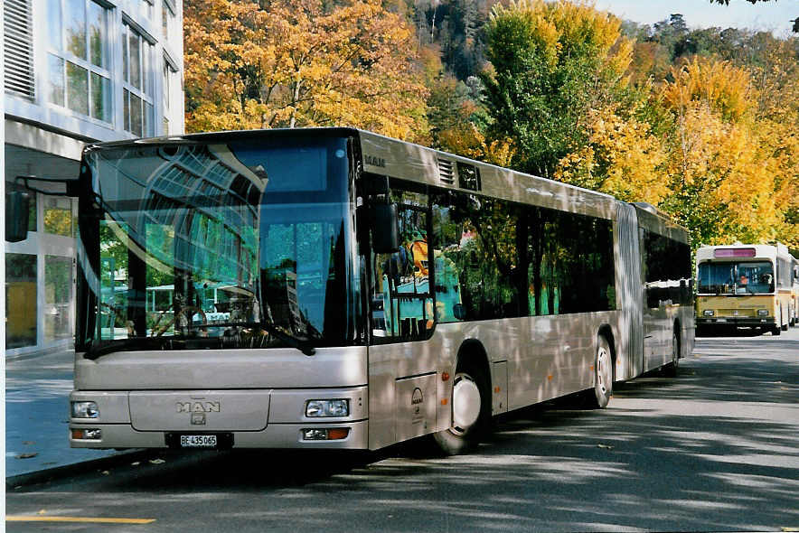 (050'524) - MAN, Otelfingen - BE 435'065 - MAN am 31. Oktober 2001 bei der Schiffl�ndte Thun (Einsatz STI)