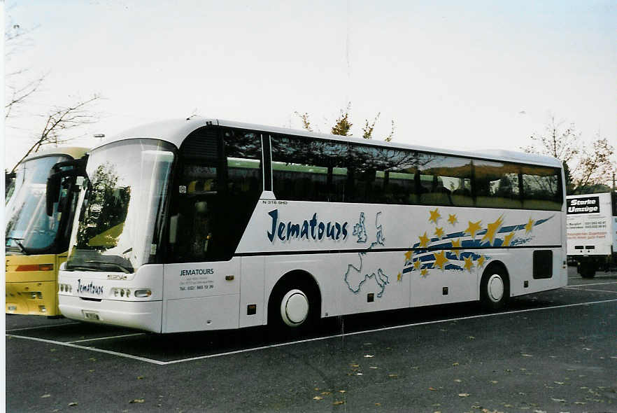 (050'528) - Jematours, La C�te-aux-F�es - NE 91'746 - Neoplan am 3. November 2001 in Thun, Seestrasse