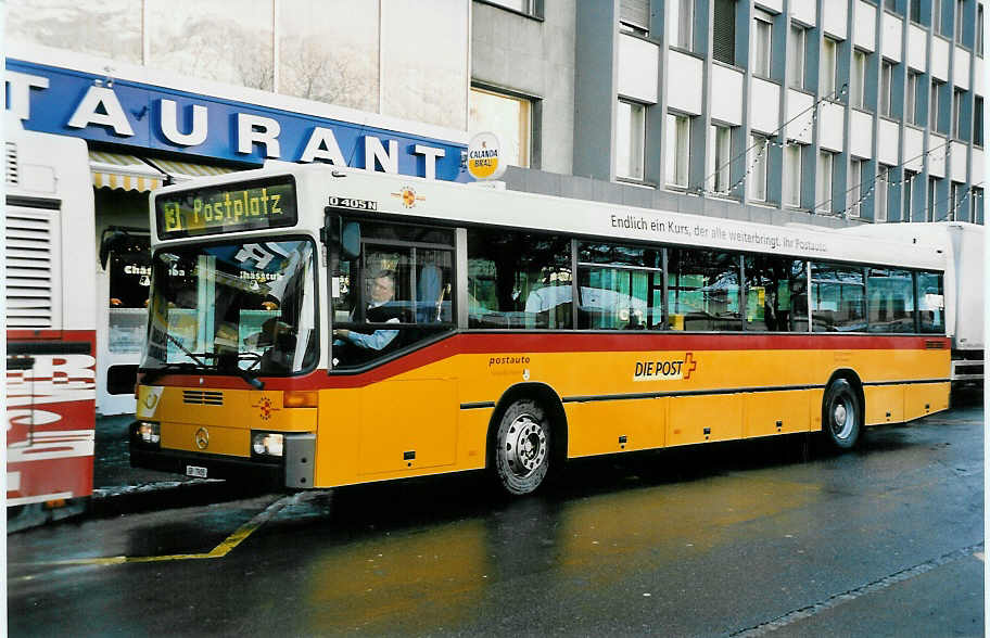 (051'009) - D�nser, Trimmis - GR 7905 - Mercedes (ex P 25'207) am 27. Dezember 2001 beim Bahnhof Chur