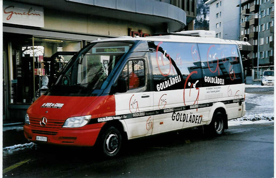 (051'018) - SBC Chur - Nr. 17/GR 97'517 - Mercedes/Auw�rter am 27. Dezember 2001 beim Bahnhof Chur