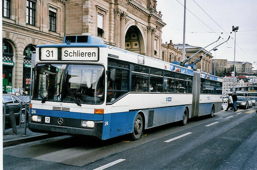 (051'128) - VBZ Z�rich - Nr. 24 - Mercedes Gelenktrolleybus am 27. Dezember 2001 beim Hauptbahnhof Z�rich
