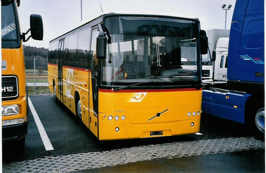 (051'135) - PTT-Regie - P 25'165 - Volvo am 29. Dezember 2001 in M�nchenbuchsee, Volvo