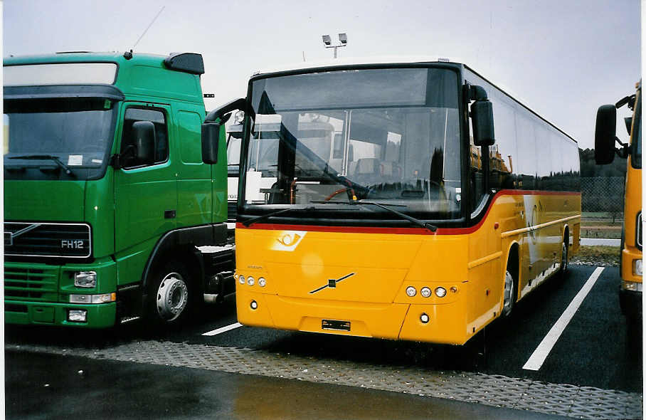 (051'136) - PTT-Regie - P 25'164 - Volvo am 29. Dezember 2001 in M�nchenbuchsee, Volvo