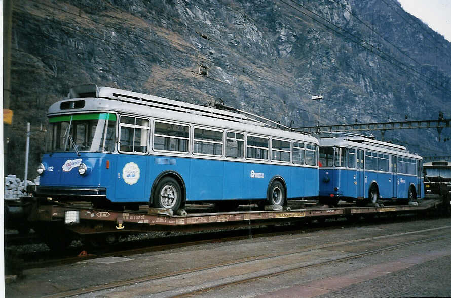 (051'325) - ACT Lugano (TVS) - Nr. 112 - FBW/Bosia Trolleybus + Nr. 126 - FBW/Hess Trolleybus (ex RhV Altst�tten Nr. 6) am 1. Januar 2002 beim Bahnhof Biasca
