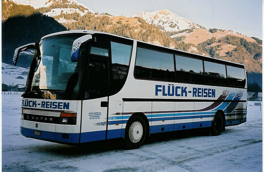 (051'411) - Fl�ck, Brienz - BE 378'782 - Setra am 6. Januar 2002 in Frutigen, Flugplatz