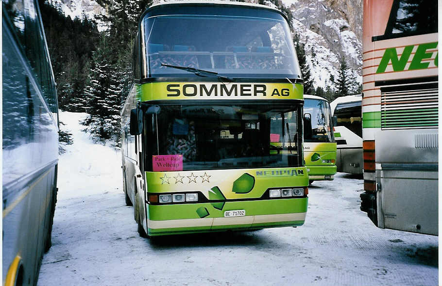 (051'507) - Sommer, Gr�nen - BE 71'702 - Neoplan am 6. Januar 2002 in Adelboden, Unter dem Birg