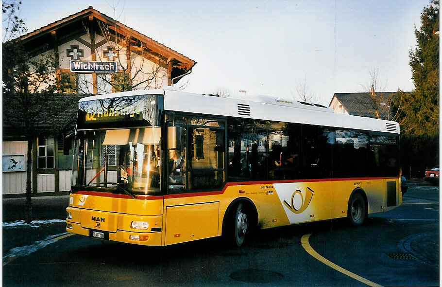 (051'607) - Lengacher, M�nsingen - Nr. 3/BE 547'388 - MAN/G�ppel am 13. Januar 2002 beim Bahnhof Wichtrach
