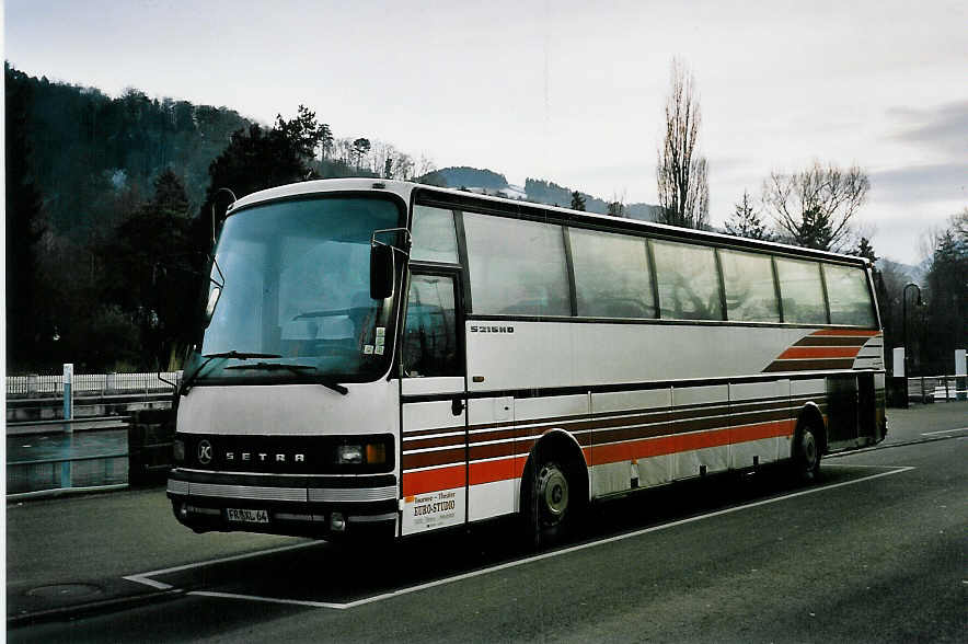 (051'614) - Aus Deutschland: Euro-Studio, Titisee - FR-XL 64 - Setra am 19. Januar 2002 bei der Schiffl�ndte Thun
