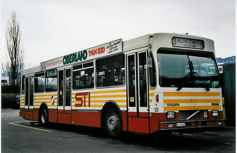 (051'619) - STI Thun - Nr. 32/BE 419'032 - Volvo/R&J (ex SAT Thun Nr. 32) am 19. Januar 2002 bei der Schiffl�ndte Thun