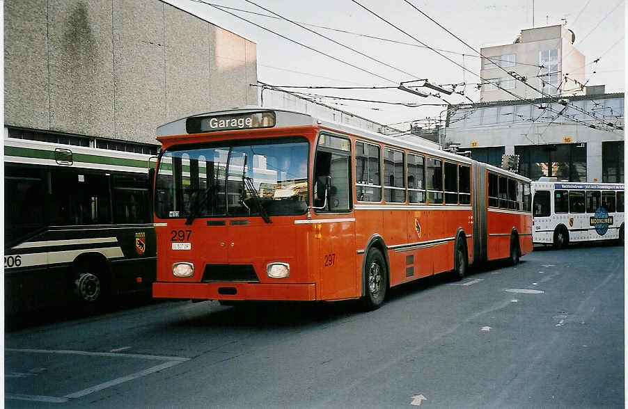 (051'918) - SVB Bern - Nr. 297/BE 507'297 - FBW/Hess (ex TPG Gen�ve Nr. 114) am 4. Februar 2002 in Bern, Eigergarage