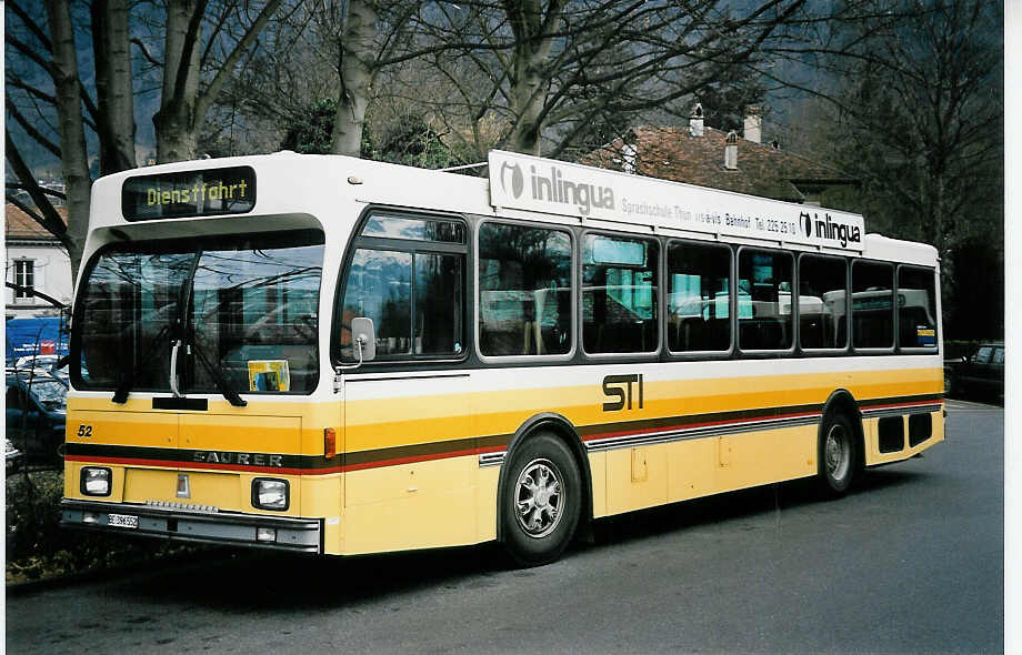 (052'001) - STI Thun - Nr. 52/BE 396'552 - Saurer/R&J am 5. Februar 2002 bei der Schiffl�ndte Thun