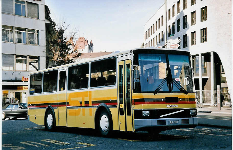 (052'215) - STI Thun - Nr. 4/BE 26'805 - Volvo/Lauber (ex TSG Blumenstein Nr. 5) am 11. M�rz 2002 beim Bahnhof Thun