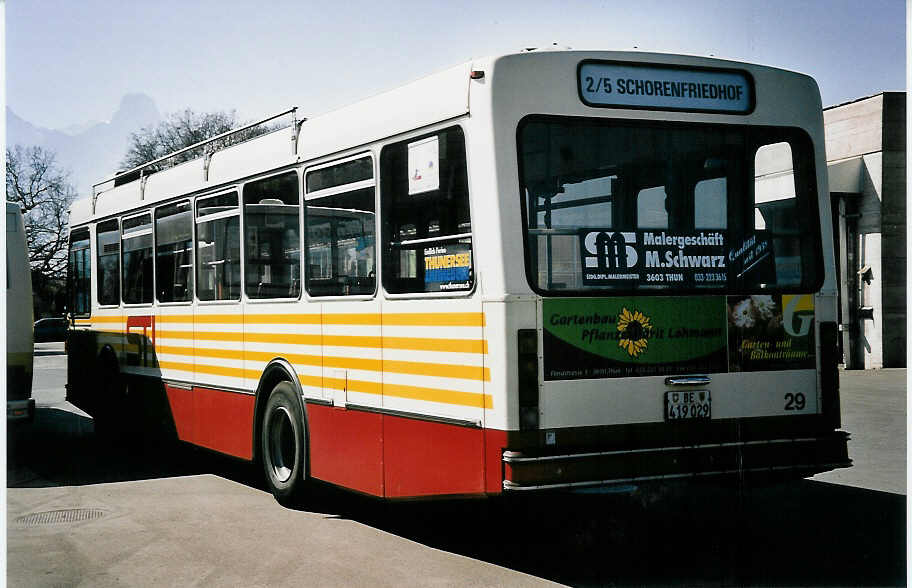 (052'216) - STI Thun - Nr. 29/BE 419'029 - Volvo/R&J (ex SAT Thun Nr. 29) am 13. M�rz 2002 in Thun, Garage