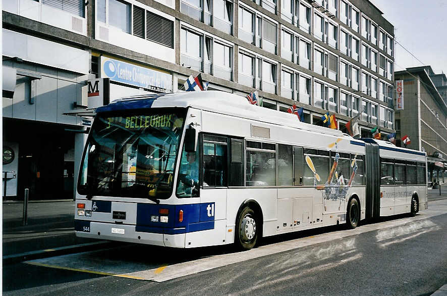(052'223) - TL Lausanne - Nr. 544/VD 1466 - Van Hool am 17. M�rz 2002 beim Bahnhof Lausanne