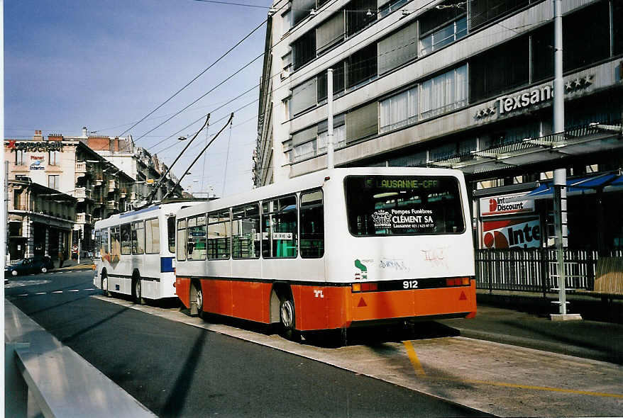 (052'226) - TL Lausanne - Nr. 912 - Lanz+Marti/Hess Personenanh�nger am 17. M�rz 2002 beim Bahnhof Lausanne