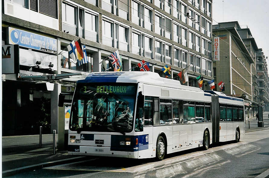 (052'227) - TL Lausanne - Nr. 547/VD 1511 - Van Hool am 17. M�rz 2002 beim Bahnhof Lausanne