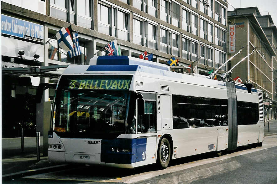 (052'230) - TL Lausanne - Nr. 817/VD 329'701 - Neoplan Gelenkduobus am 17. M�rz 2002 beim Bahnhof Lausanne