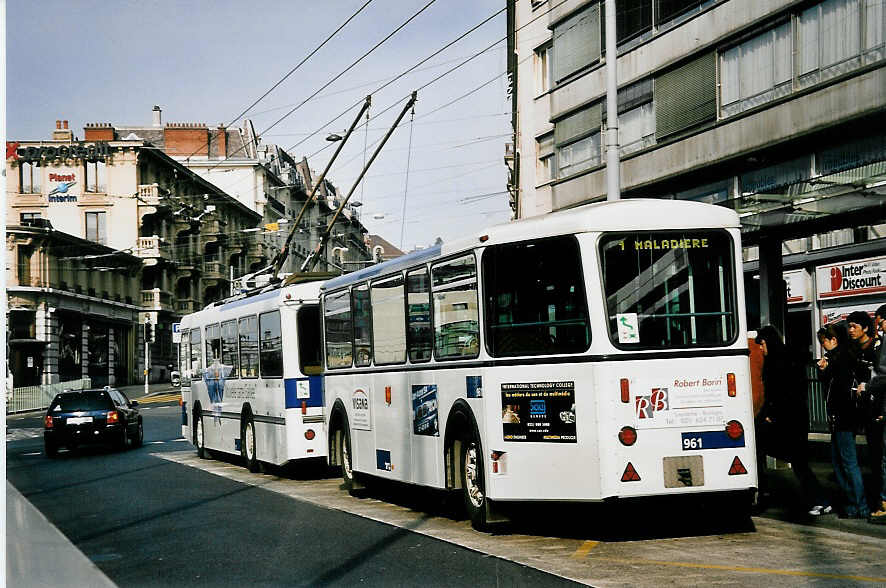 (052'235) - TL Lausanne - Nr. 961 - Rochat/Lauber Personenanh�nger am 17. M�rz 2002 beim Bahnhof Lausanne