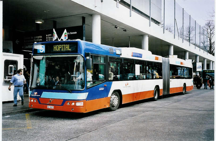 (052'315) - TPG Gen�ve - Nr. 320/GE 96'671 - Volvo am 17. M�rz 2002 in Gen�ve, Palexpo