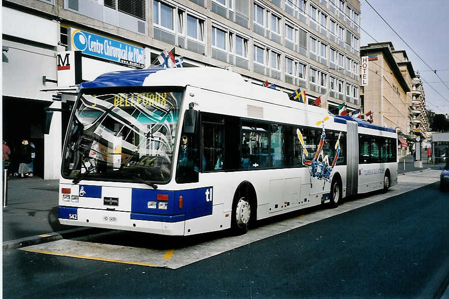 (052'401) - TL Lausanne - Nr. 542/VD 1458 - Van Hool am 17. M�rz 2002 beim Bahnhof Lausanne