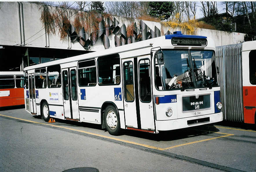 (052'404) - TL Lausanne - Nr. 369/VD 1548 - MAN am 17. M�rz 2002 in Lausanne, D�p�t Borde