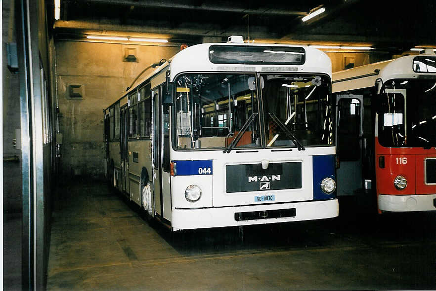 (052'417) - TL Lausanne - Nr. 44/VD 8830 - MAN Enteiser am 17. M�rz 2002 in Lausanne, D�p�t Borde