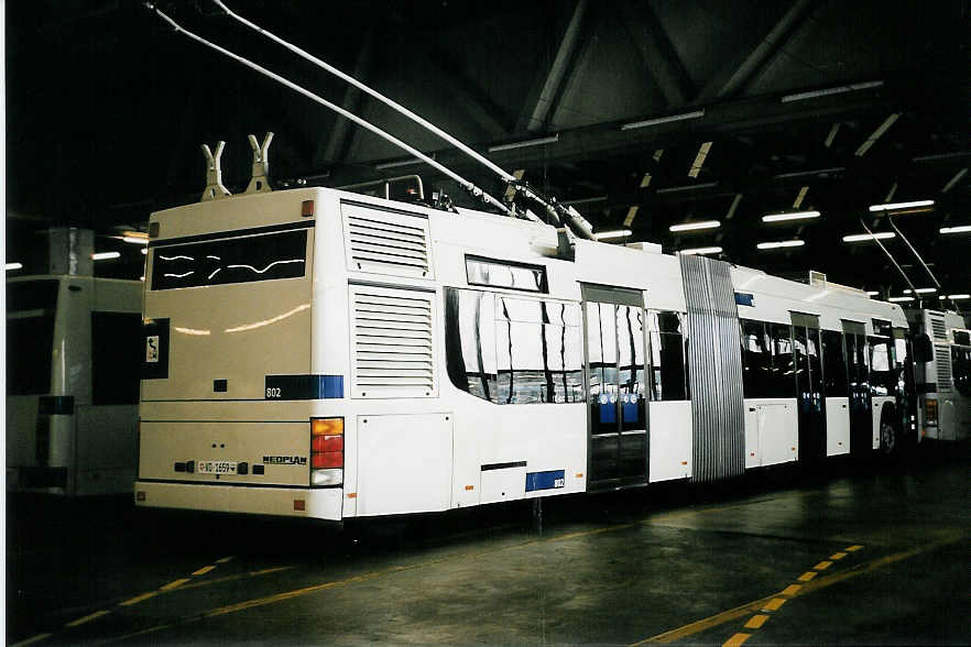 (052'422) - TL Lausanne - Nr. 802/VD 1659 - Neoplan Gelenkduobus am 17. M�rz 2002 in Lausanne, D�p�t Borde 
