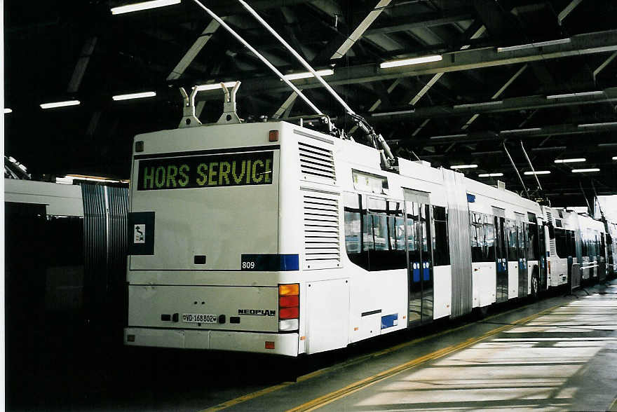 (052'423) - TL Lausanne - Nr. 809/VD 168'802 - Neoplan Gelenkduobus am 17. M�rz 2002 in Lausanne, D�p�t Borde