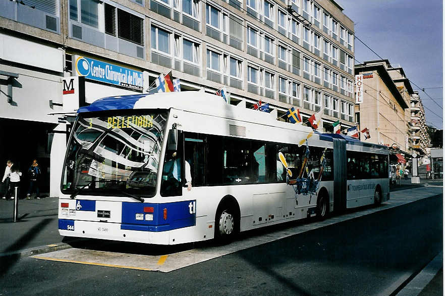 (052'429) - TL Lausanne - Nr. 544/VD 1466 - Van Hool am 17. M�rz 2002 beim Bahnhof Lausanne