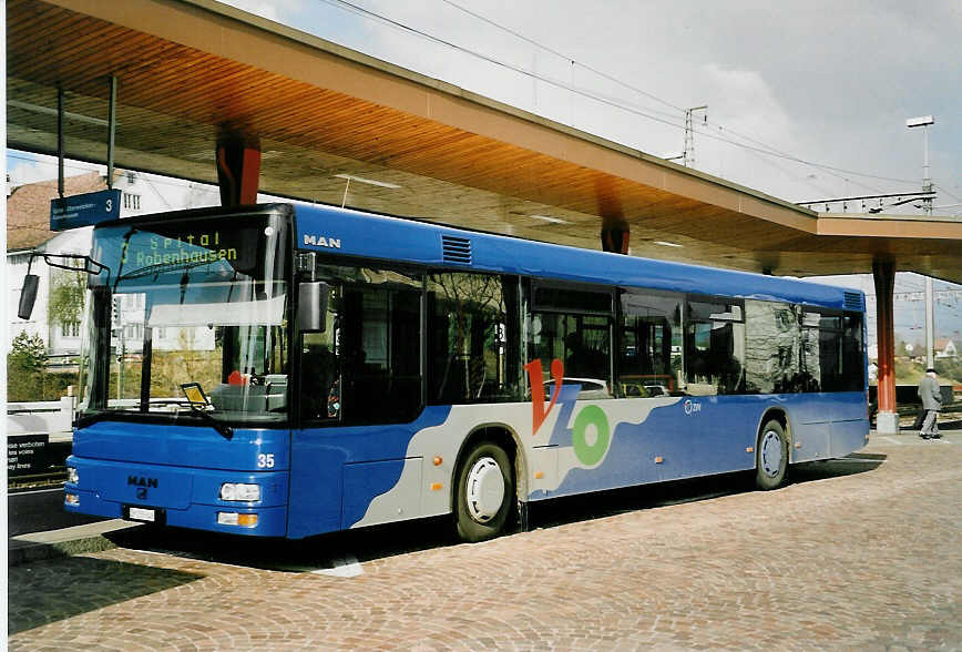 (052'509) - VZO Gr�ningen - Nr. 35/ZH 255'648 - MAN am 23. M�rz 2002 beim Bahnhof Wetzikon