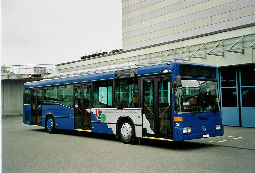 (052'523) - VZO Gr�ningen - Nr. 39/ZH 242'853 - Mercedes (ex Schneider, Meilen Nr. 7) am 23. M�rz 2002 in Gr�ningen, Garage