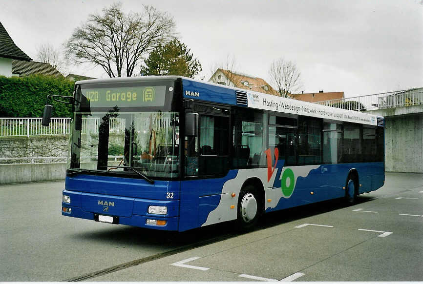 (052'529) - VZO Gr�ningen - Nr. 32/ZH 255'966 - MAN am 23. M�rz 2002 in Gr�ningen, Garage