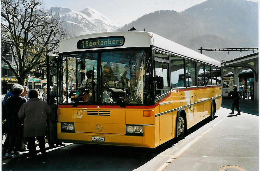 (052'626) - PTT-Regie - P 25'376 - Mercedes/R&J (ex Engeloch, Riggisberg Nr. 2; ex P 25'305) am 29. M�rz 2002 beim Bahnhof Interlaken West