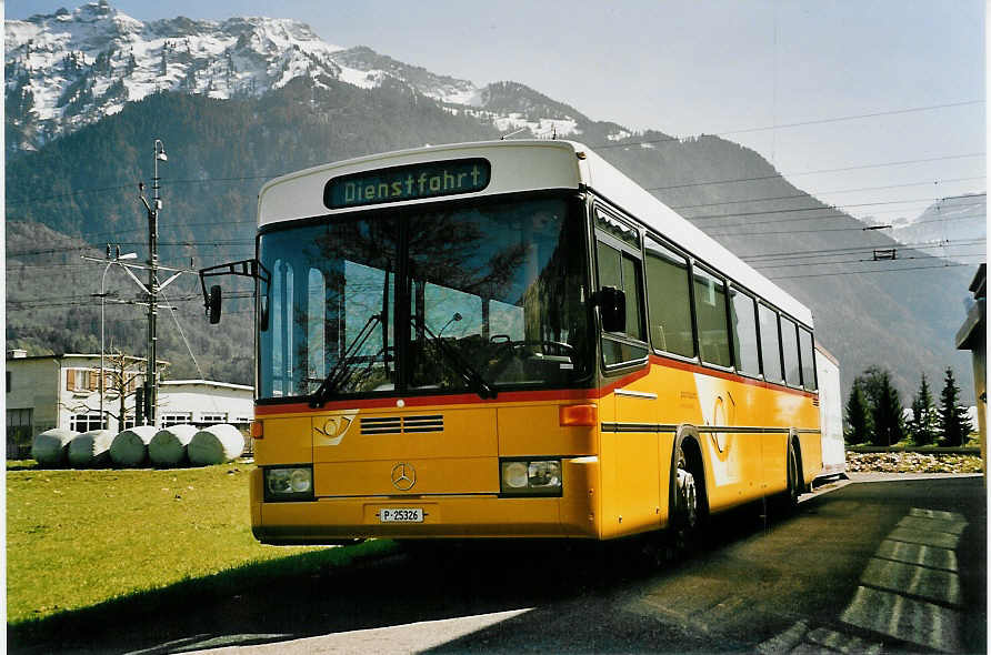 (052'628) - PTT-Regie - P 25'326 - Mercedes/R&J am 29. M�rz 2002 in Interlaken, Garage