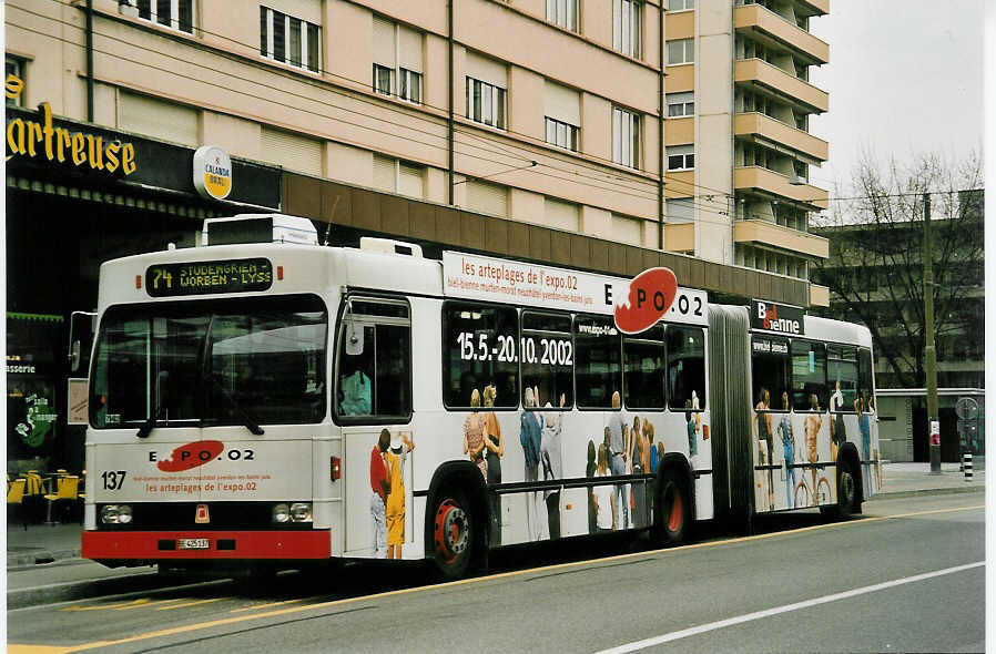 (052'631) - VB Biel - Nr. 137/BE 425'137 - Volvo/R&J am 30. M�rz 2002 beim Bahnhof Biel