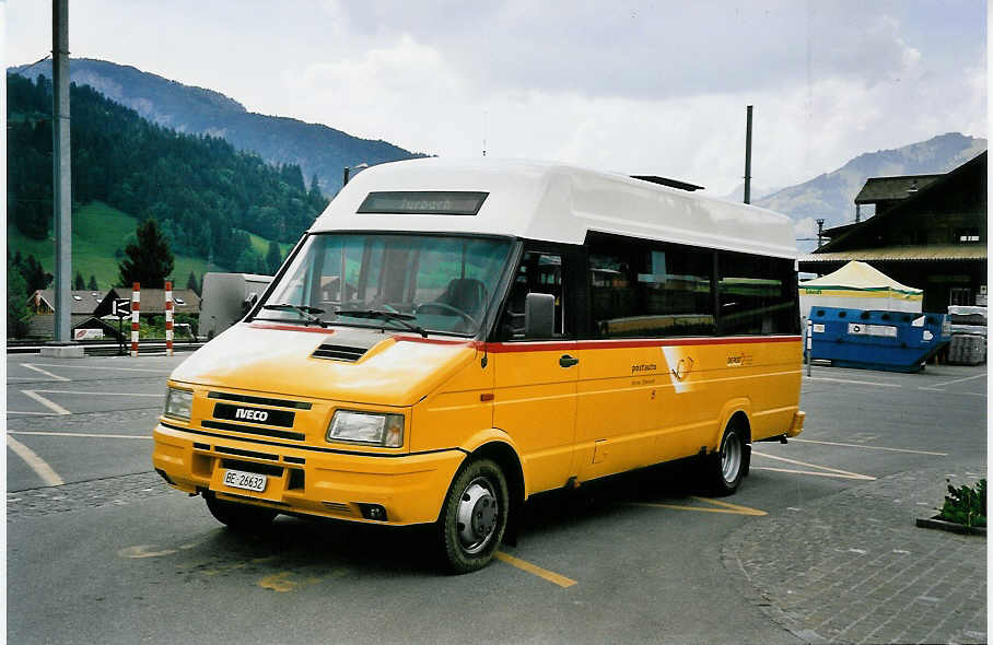 (053'608) - K�bli, Gstaad - BE 26'632 - Iveco am 2. Juni 2002 beim Bahnhof Gstaad