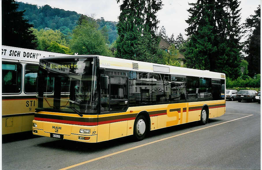 (053'613) - STI Thun - Nr. 77/BE 274'177 - MAN am 3. Juni 2002 bei der Schiffl�ndte Thun