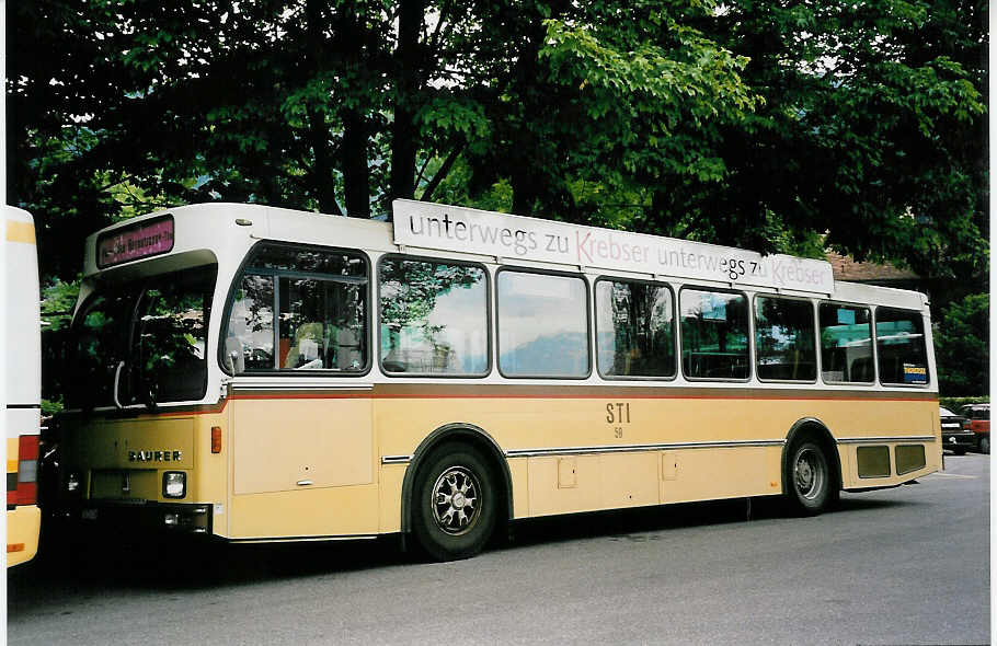 (053'615) - STI Thun - Nr. 59/BE 413'459 - Saurer/R&J am 3. Juni 2002 bei der Schiffl�ndte Thun